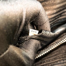 Новейшая модель портфеля Prada Артикул： 2VE368 Импортная кожа Saf