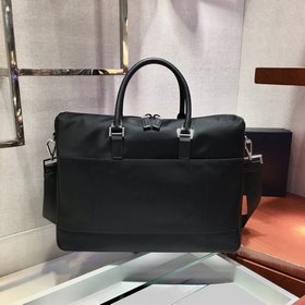 Prada Новый нейлоновый портфель Артикул： 2VE017 Эта нейлоновая 