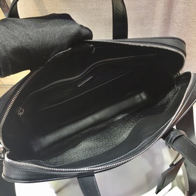 Prada  Новая модель портфеля Модель： 2VE368 Изготовлена из импор