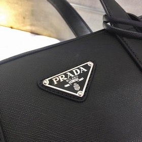 Prada  Новая модель портфеля Модель： 2VE368 Изготовлена из импор