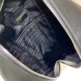 Prada Новый рюкзак Модель： 2VZ099 Треугольный рюкзак Эта сумка и