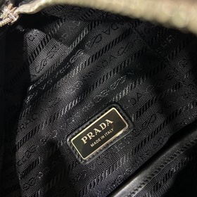 Prada Новый рюкзак Модель： 2VZ099 Треугольный рюкзак Эта сумка и