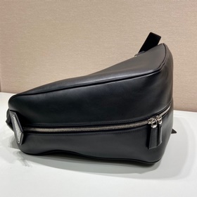 Prada Новый рюкзак Модель： 2VZ099 Треугольный рюкзак Эта сумка и
