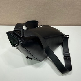 Prada Новый рюкзак Модель： 2VZ099 Треугольный рюкзак Эта сумка и