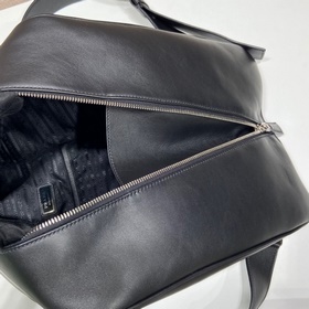 Prada Новый рюкзак Модель： 2VZ099 Треугольный рюкзак Эта сумка и