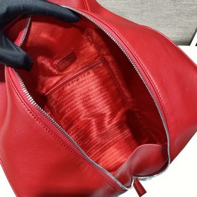 Prada Новый рюкзак Модель： 2VZ099 Треугольный рюкзак Эта сумка и