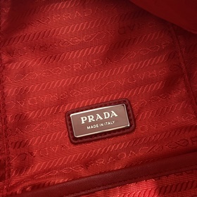 Prada Новый рюкзак Модель： 2VZ099 Треугольный рюкзак Эта сумка и