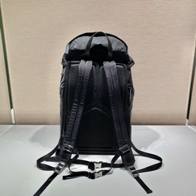 Prada Новый альпинистский рюкзак Артикул： 2VZ0 Этот рюкзак с дву