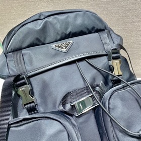 Prada Новый альпинистский рюкзак Артикул： 2VZ0 Этот рюкзак с дву