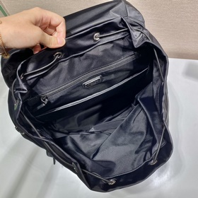 Prada Новый альпинистский рюкзак Артикул： 2VZ0 Этот рюкзак с дву
