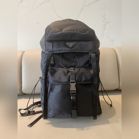 Prada Новый альпинистский рюкзак Артикул： 2VZ079 Этот рюкзак с д