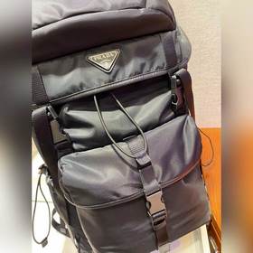 Prada Новый альпинистский рюкзак Артикул： 2VZ079 Этот рюкзак с д