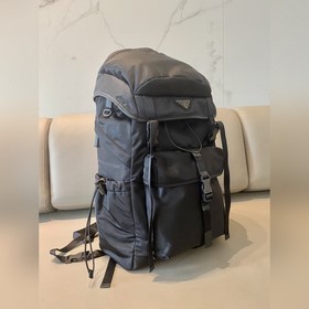 Prada Новый альпинистский рюкзак Артикул： 2VZ079 Этот рюкзак с д