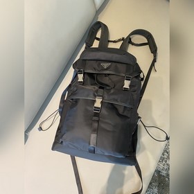 Prada Новый альпинистский рюкзак Артикул： 2VZ079 Этот рюкзак с д