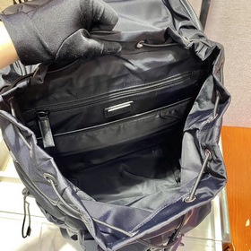 Prada Новый альпинистский рюкзак Артикул： 2VZ079 Этот рюкзак с д