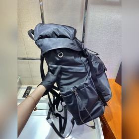 Prada Новый альпинистский рюкзак Артикул： 2VZ079 Этот рюкзак с д