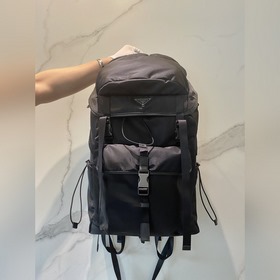 Prada Новый альпинистский рюкзак Артикул： 2VZ079 Этот рюкзак с д