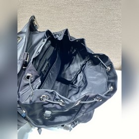 Prada Новый рюкзак/кепка Артикул： 2VZ135A/с кепкой Этот рюкзак с