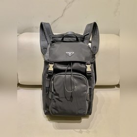 Prada Новый рюкзак/кепка Артикул： 2VZ135A/с кепкой Этот рюкзак с