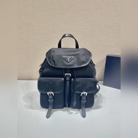 Prada Новый рюкзак Модель 1BZ677B Этот нейлоновый рюкзак с отдел