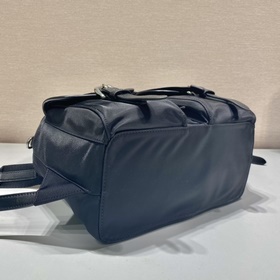 Prada Новый рюкзак Модель 1BZ677B Этот нейлоновый рюкзак с отдел
