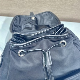 Prada Новый рюкзак Модель 1BZ677B Этот нейлоновый рюкзак с отдел