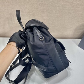 Prada Новый рюкзак Модель 1BZ677B Этот нейлоновый рюкзак с отдел