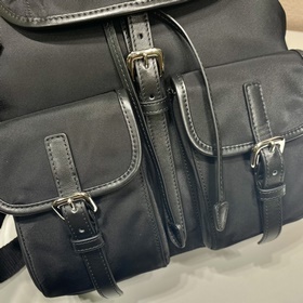 Prada Новый рюкзак Модель 1BZ677B Этот нейлоновый рюкзак с отдел
