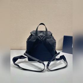Prada Новый рюкзак Модель 1BZ677B Этот нейлоновый рюкзак с отдел