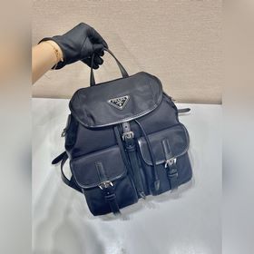 Prada Новый рюкзак Модель 1BZ677B Этот нейлоновый рюкзак с отдел