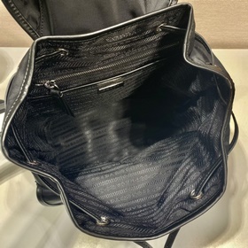 Prada Новый рюкзак Модель 1BZ677B Этот нейлоновый рюкзак с отдел