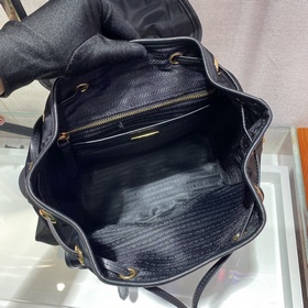 Prada Новый рюкзак Модель： 1BZ677A Этот нейлоновый рюкзак с изыс