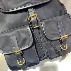 Prada Новый рюкзак Модель： 1BZ677A Этот нейлоновый рюкзак с изыс