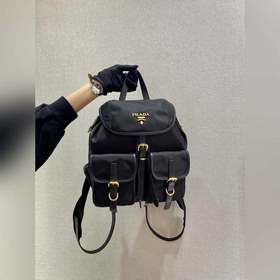 Prada Новый рюкзак Модель： 1BZ677A Этот нейлоновый рюкзак с изыс