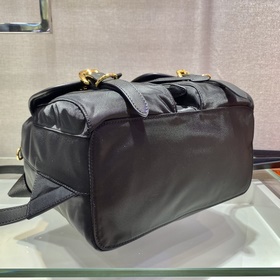 Prada Новый рюкзак Модель： 1BZ677A Этот нейлоновый рюкзак с изыс