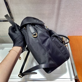 Prada Новый рюкзак Модель： 1BZ677A Этот нейлоновый рюкзак с изыс