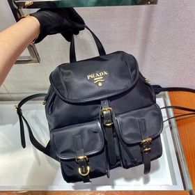 Prada Новый рюкзак Модель： 1BZ677A Этот нейлоновый рюкзак с изыс