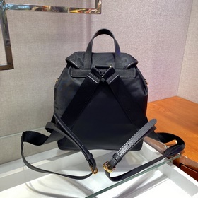 Prada Новый рюкзак Модель： 1BZ677A Этот нейлоновый рюкзак с изыс