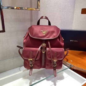Prada Новый рюкзак Модель： 1BZ677A Этот нейлоновый рюкзак с изыс