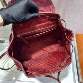 Prada Новый рюкзак Модель： 1BZ677A Этот нейлоновый рюкзак с изыс