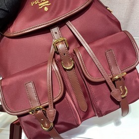 Prada Новый рюкзак Модель： 1BZ677A Этот нейлоновый рюкзак с изыс