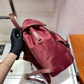 Prada Новый рюкзак Модель： 1BZ677A Этот нейлоновый рюкзак с изыс