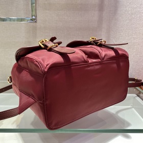 Prada Новый рюкзак Модель： 1BZ677A Этот нейлоновый рюкзак с изыс