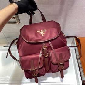 Prada Новый рюкзак Модель： 1BZ677A Этот нейлоновый рюкзак с изыс