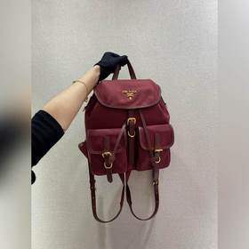 Prada Новый рюкзак Модель： 1BZ677A Этот нейлоновый рюкзак с изыс
