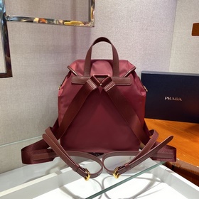 Prada Новый рюкзак Модель： 1BZ677A Этот нейлоновый рюкзак с изыс