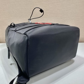 Prada Новый рюкзак Модель： 2VZ085 Этот рюкзак изготовлен из импо