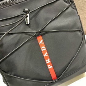 Prada Новый рюкзак Модель： 2VZ085 Этот рюкзак изготовлен из импо