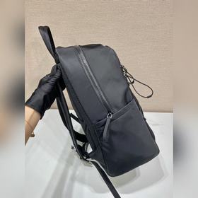 Prada Новый рюкзак Модель： 2VZ085 Этот рюкзак изготовлен из импо