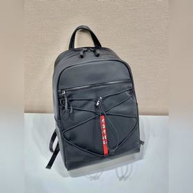 Prada Новый рюкзак Модель： 2VZ085 Этот рюкзак изготовлен из импо